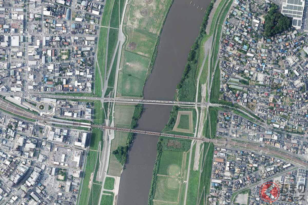 埼玉県三郷市と千葉県流山市を結ぶ流山橋。下流側に架かる橋はJR武蔵野線(画像:国土地理院)