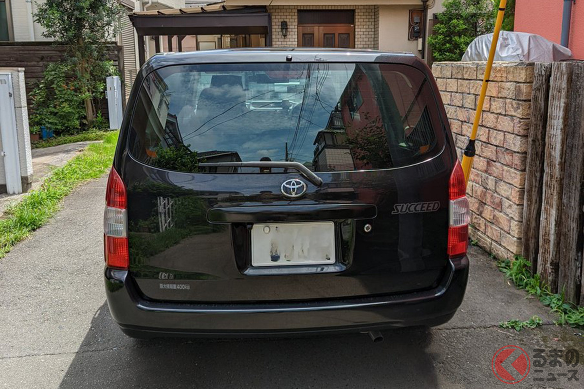 トヨタ 車中泊バン がスゴイ カプセルホテルみたいな 居住性 再現 サクシードの車中泊仕様とは くるまのニュース