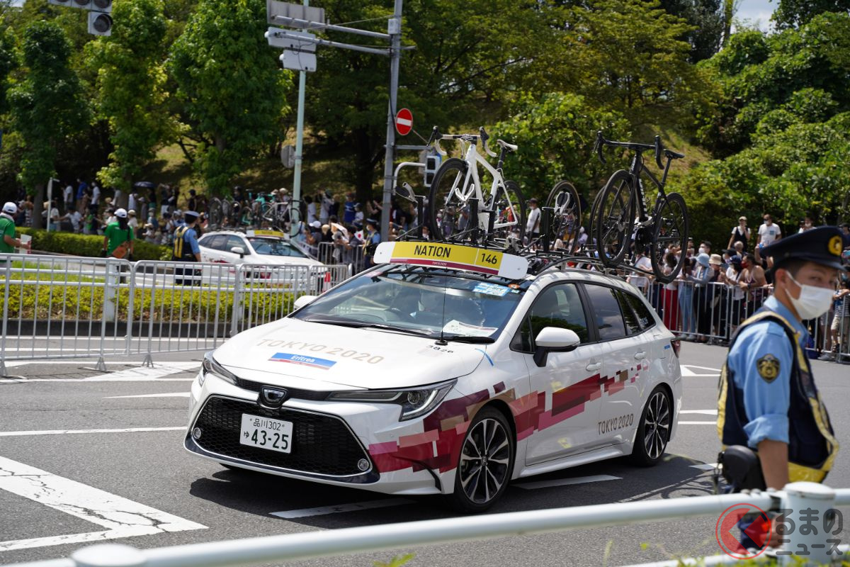 自転車競技中には、各国のチームサポートカー同士の衝突事故も発生していた(画像は別の場面を撮影。撮影者は加藤ヒロト)