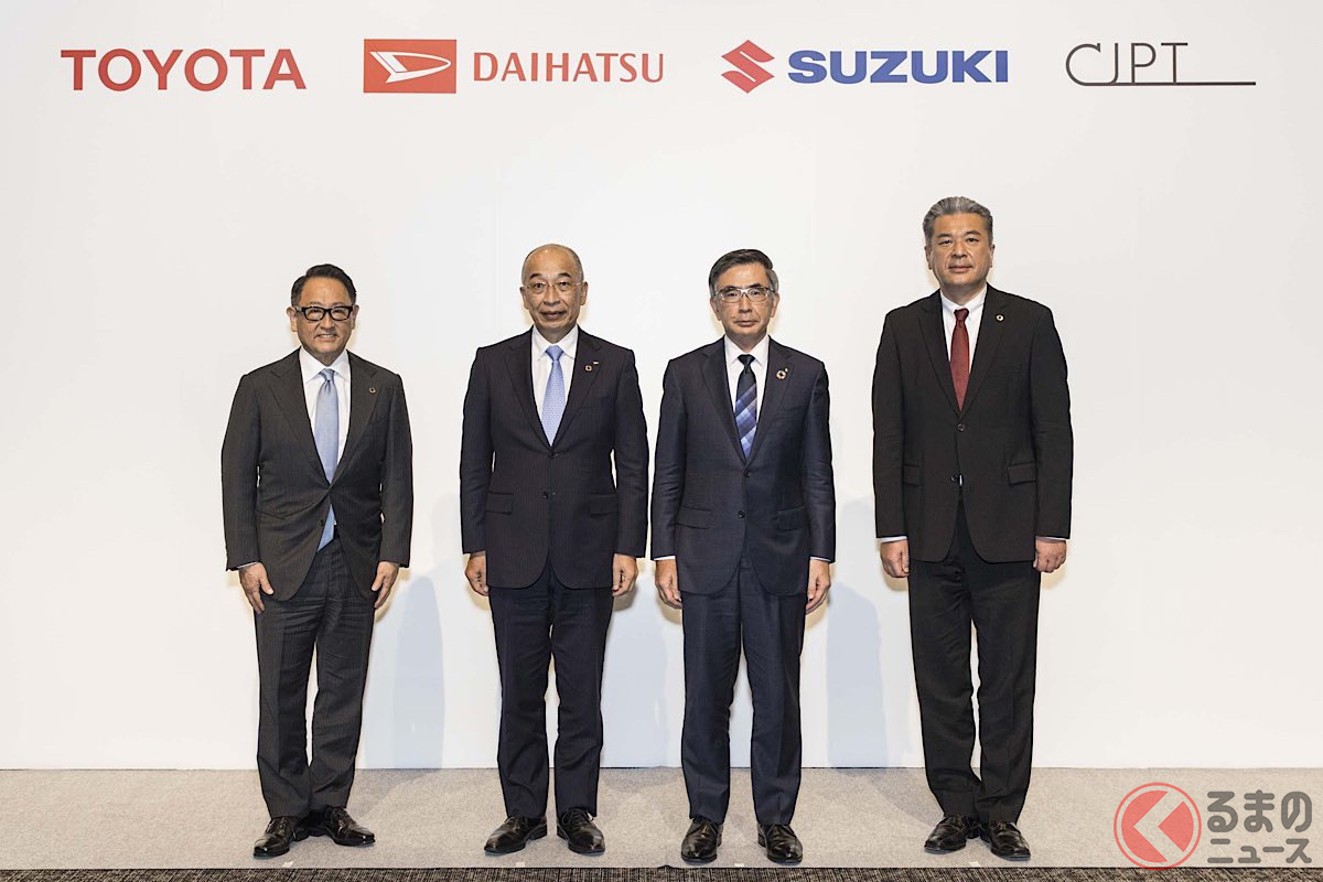 トヨタの豊田社長、ダイハツの奥平社長、スズキの鈴木社長、CJPTの中嶋社長による共同記者会見の模様