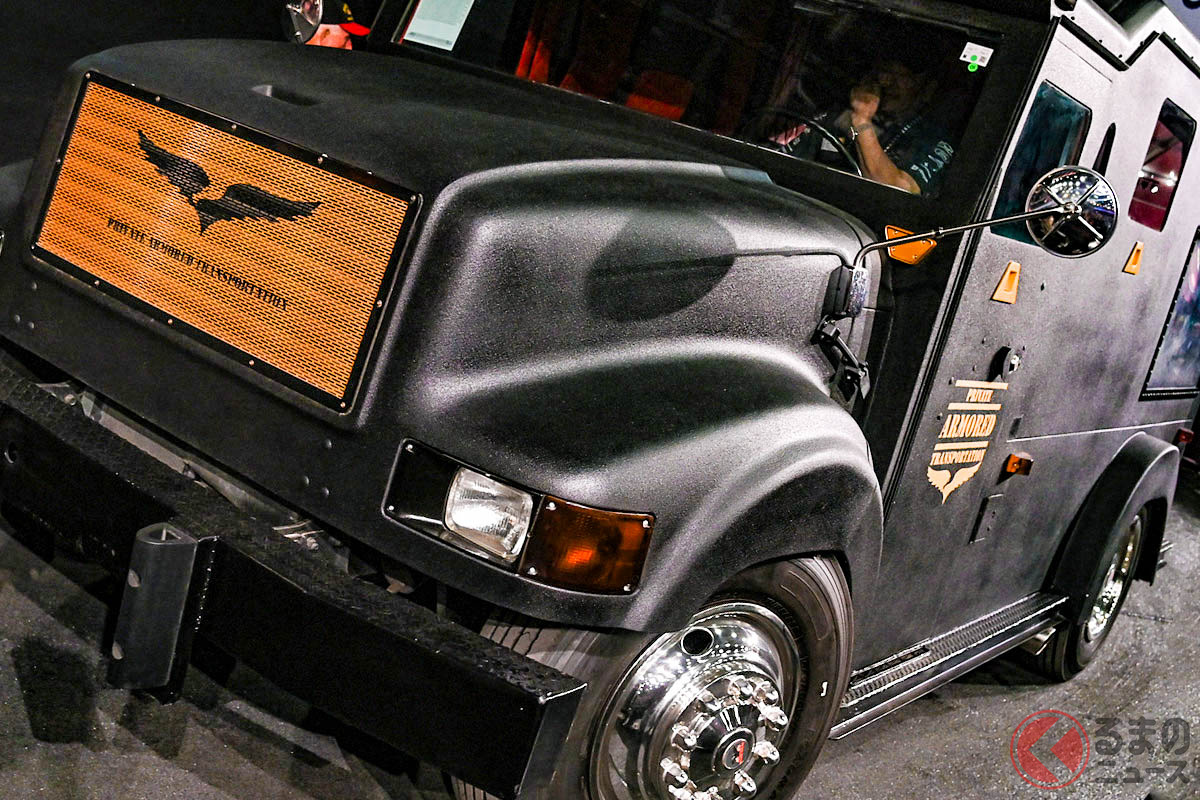 「West Coast Customs」が手掛けた1999年式インターナショナル「4000シリーズ4700アーマードトラックカスタム(現金輸送車仕様)」(photo:Barrett Jackson Auction)