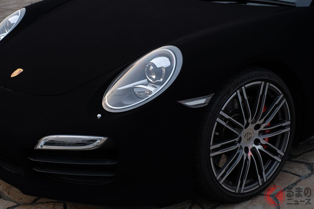 光吸収率99.4%という世界一黒い水性アクリル塗料「真・黒色無双」を使って全塗装したポルシェ「911」