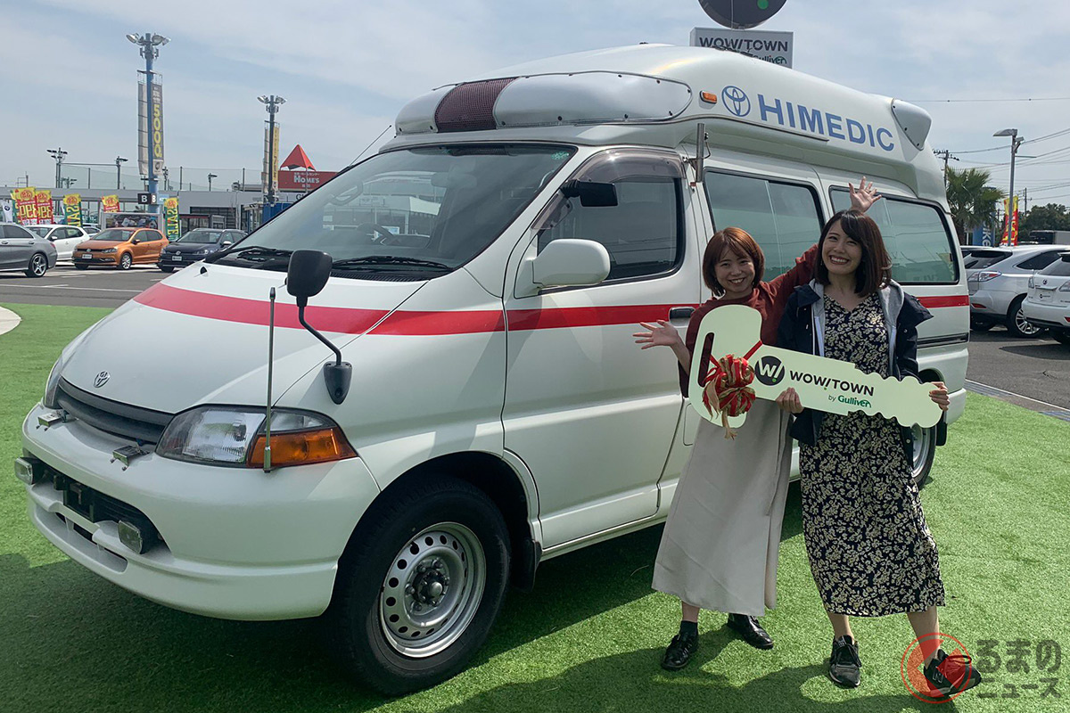 YouTubeで救急車をDIYでキャンピングカーに改造する様子を配信している女子2人(画像提供:チキチキバンバン)