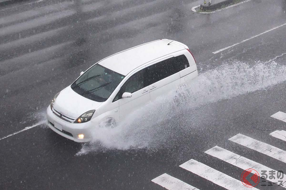 冠水路を走るクルマ