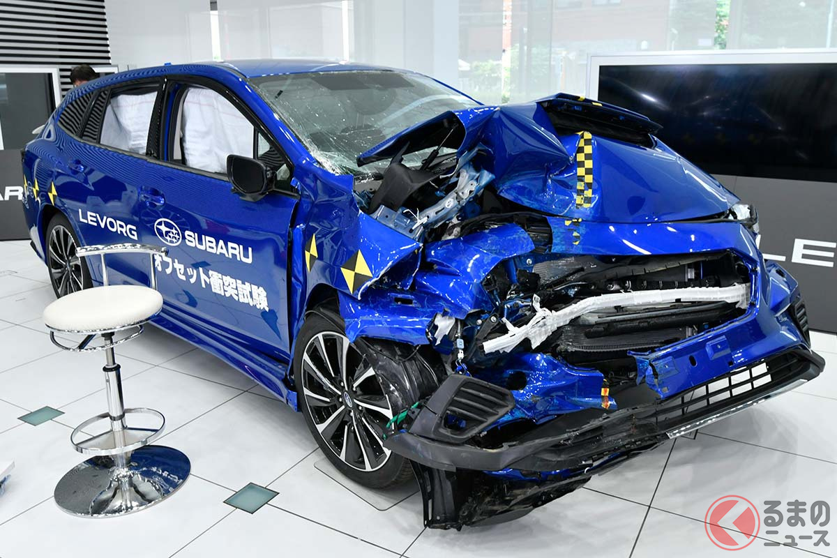 衝突実験後のスバル「レヴォーグ」
