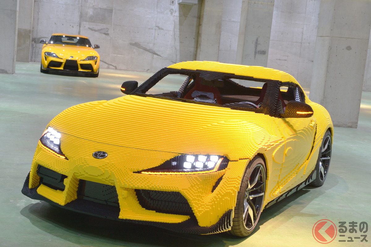 これはスゴい!35年記念車を記念してレゴで製作された実物大の「レゴGRスープラ」(写真奥が実車)