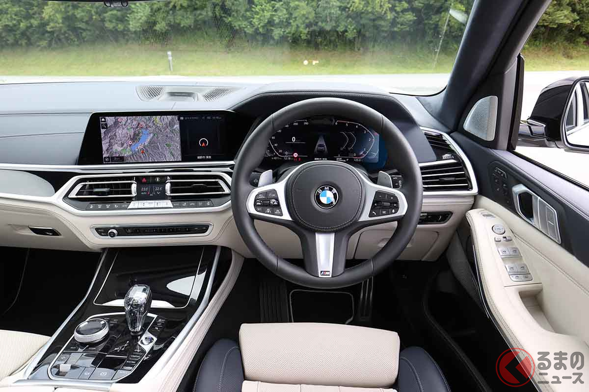 BMW「X7 xドライブ40d Mスポーツ」のインパネ。BMWインディビデュアルピアノフィニッシュブラックインテリアトリムは6万2000円のオプション