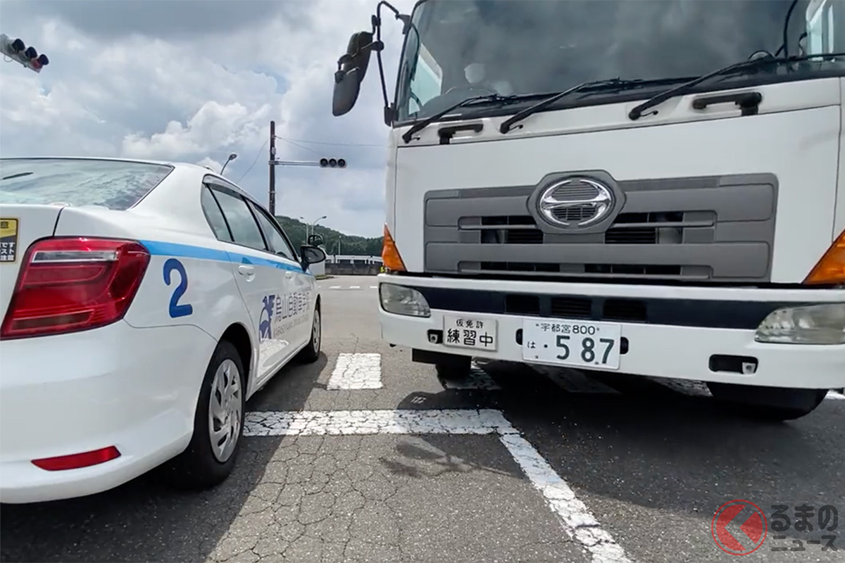 自動車教習所の啓発動画が話題に。画像提供:烏山自動車学校(@KarasuyamaDS)