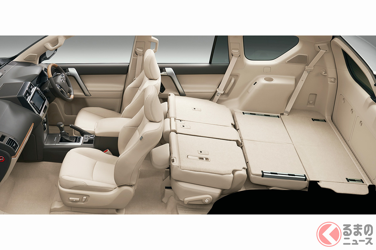 トヨタ ランドクルーザープラド 3列シート(7人乗り)仕様のセカンド・サードシートをフルフラットにした状態(2名乗車時)なら車中泊も可能だが、写真のとおり傾斜角や段差などがある点は注意が必要だ