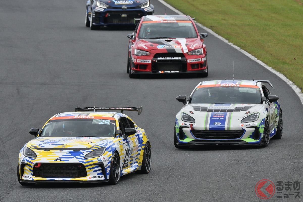 カーボンニュートラル燃料で走るGR86とSUBARU BRZ…真夏のオートポリスではどのような戦いとなった?