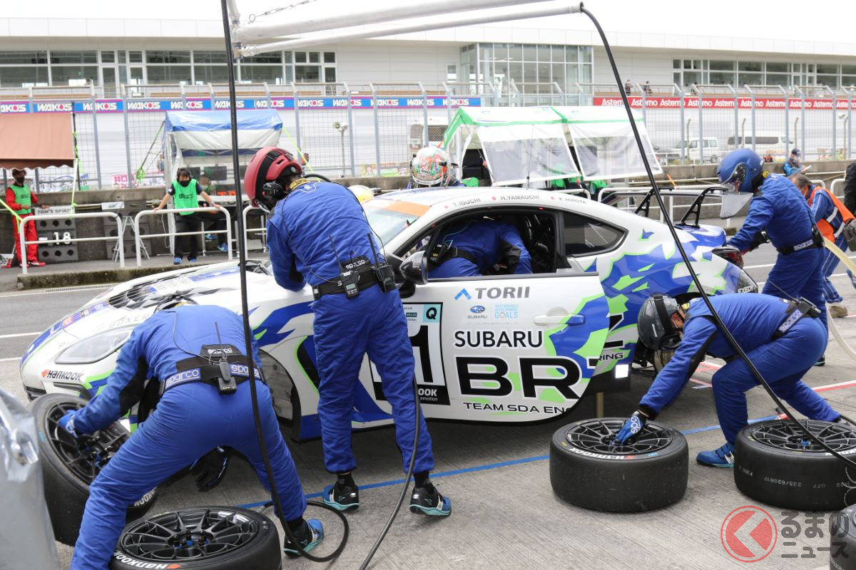 戦略を練りつつピットストップのタイミングを図るTeam SDA Engineering BRZ CNF Concept