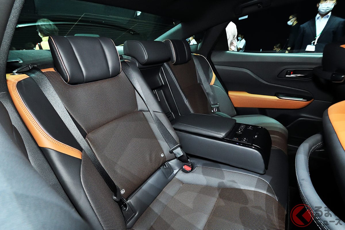 これは「高級ソファ」みたい! 「おもてなし」を意識! 新型「クラウン クロスオーバー」の後席に座ってみた!