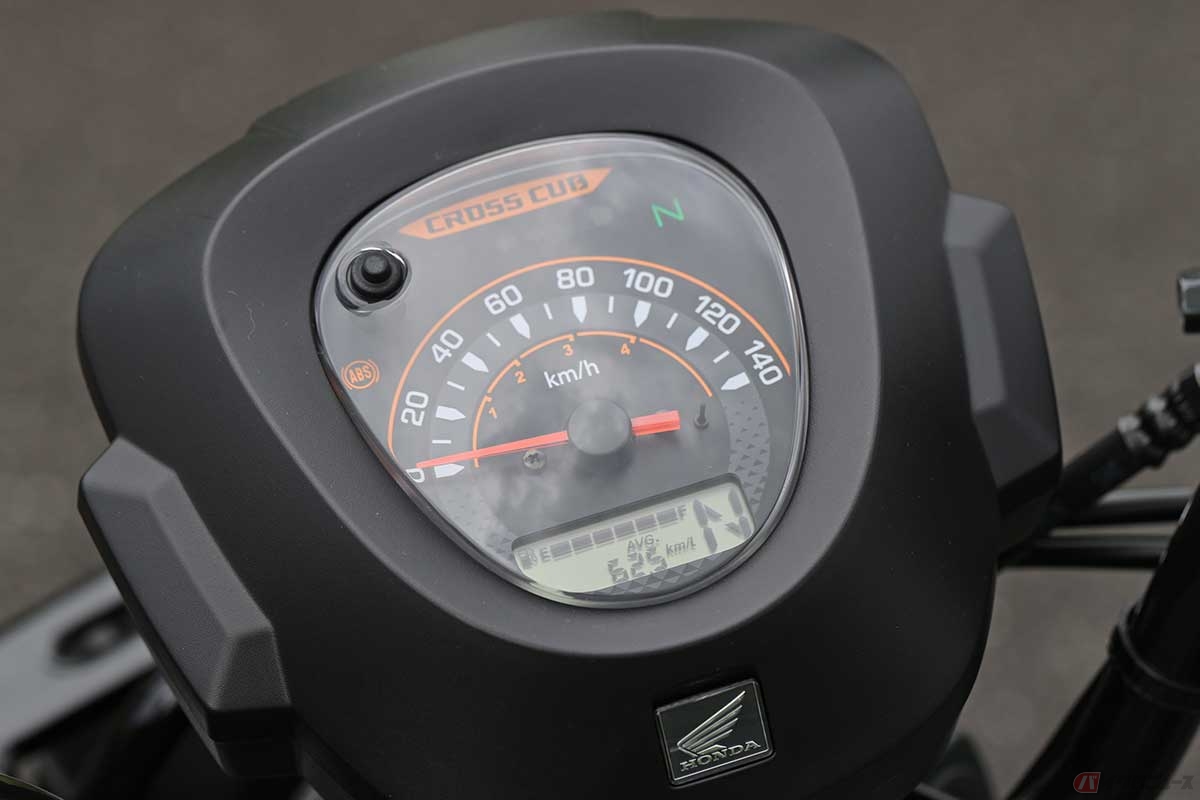 黒い文字盤の指針式スピードメーターの下には液晶ディスプレイが追加され、ギアポジションや時計、平均燃費などを表示