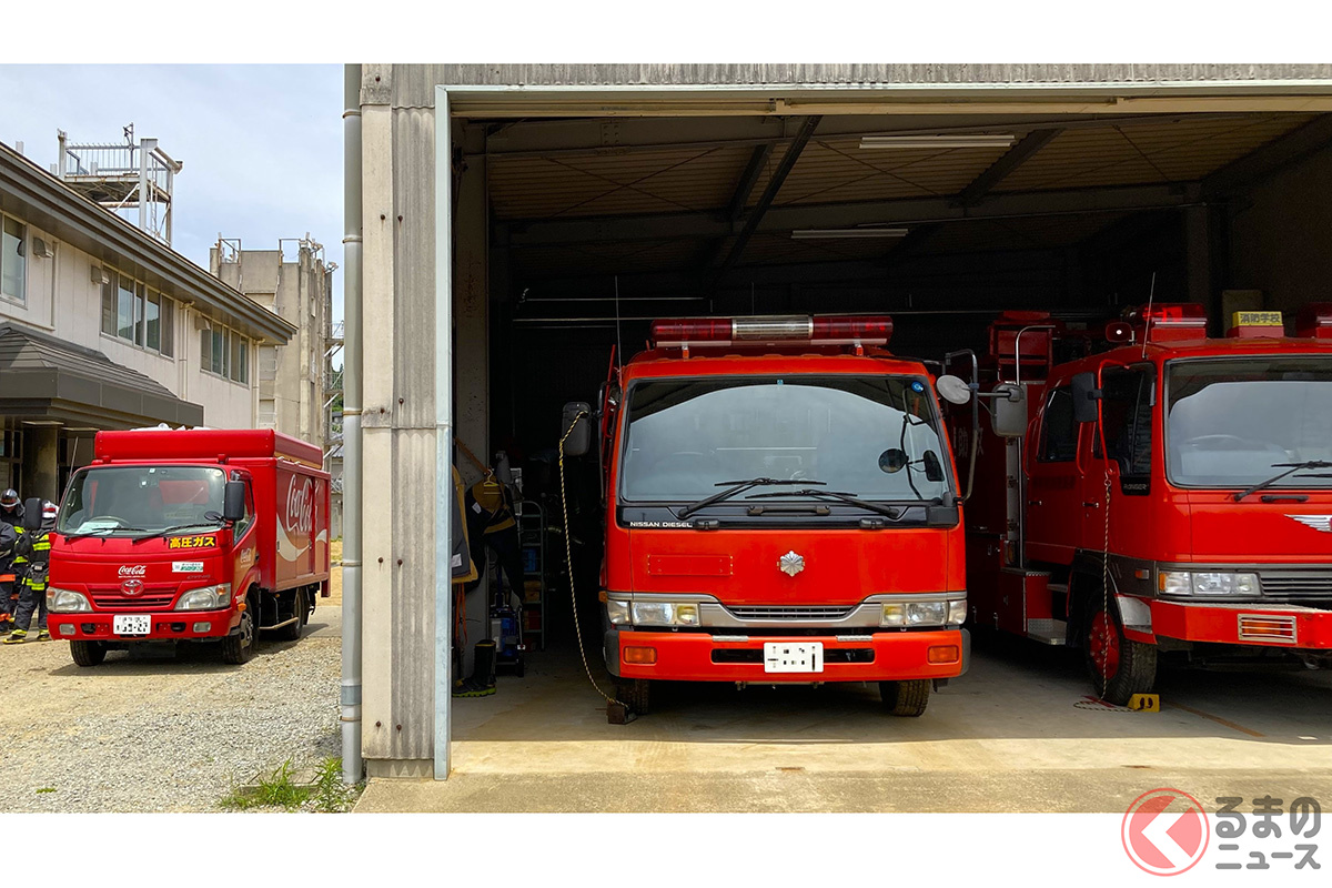 似すぎて見分けつかない!? 赤い3台の車両には秘密が… 画像提供:青木防災【公式】( @aokibosai)