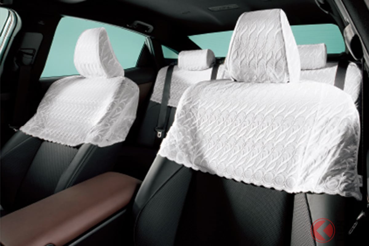 トヨタ「クラウンクロスオーバー」にも純正採用される「レースのシートカバー」(正式名は「ハーフシートカバー」)