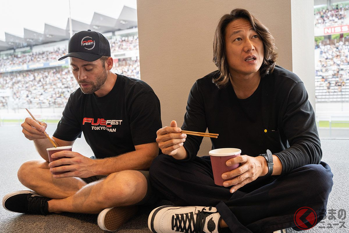 初開催のFuelFestで寛ぐコディ・ウォーカー氏とサン・カン氏(撮影:加藤博人)