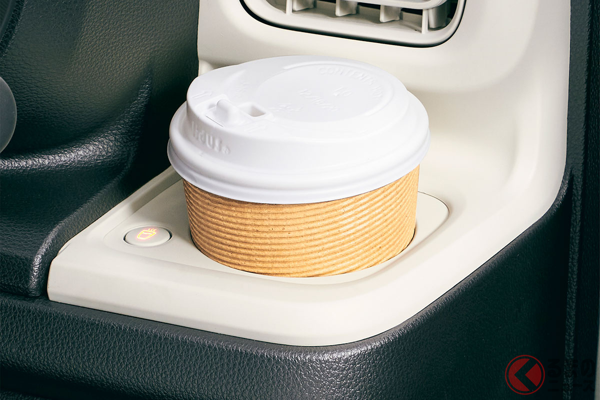 ダイハツ「ムーヴキャンバス」インパネ上に備わる保温機能付き「ホッとカップホルダー」