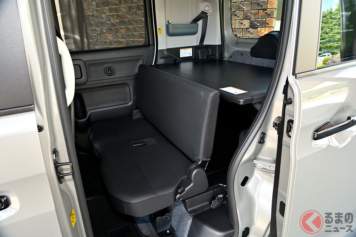 4ナンバーの必要条件を満たすため、荷室の積載スペースを確保した分、後席空間は極めてミニマムなものとなったスズキ 新型「スペーシア ギア」