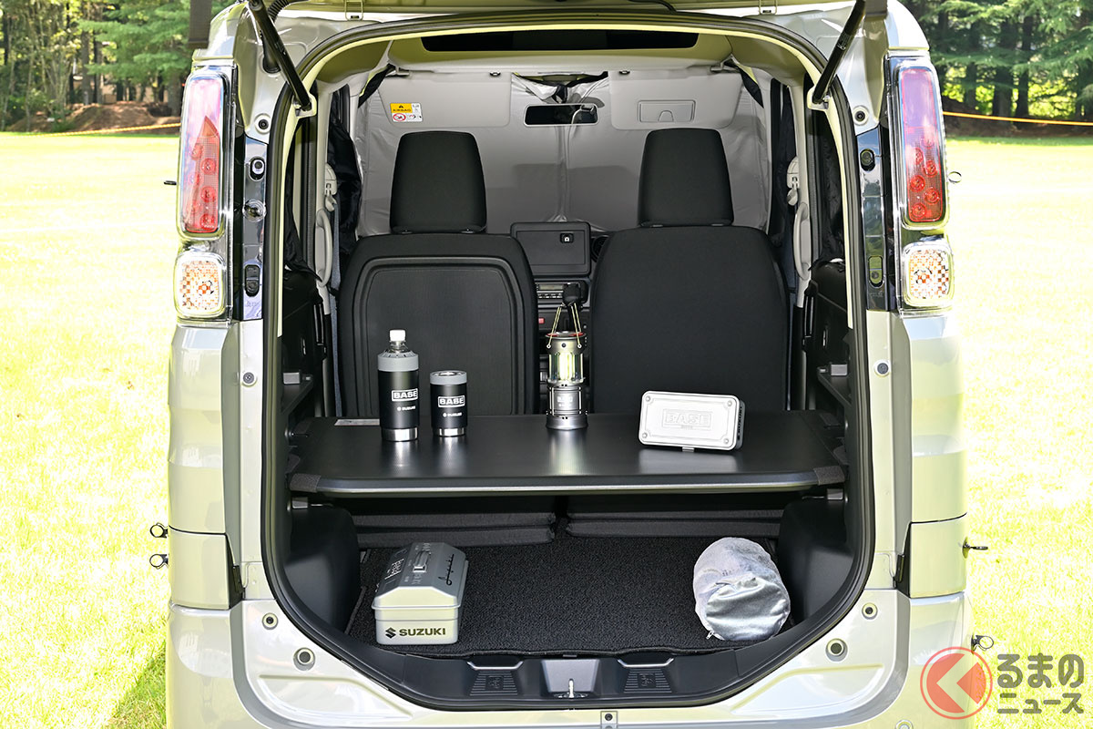 スズキ「スペーシアベース」には車中泊やアウトドアを想定した様々な純正アクセサリーが用意されている