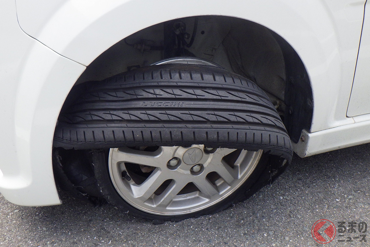 衝撃!タイヤが大変なことに… 画像:佐賀県警察(@goroukun_spp)