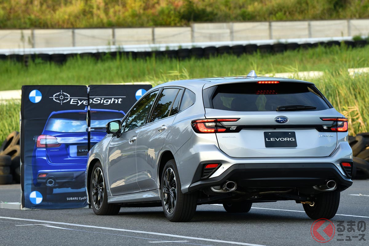 障害物手前で停止する「アイサイト」を搭載したスバル「レヴォーグ」