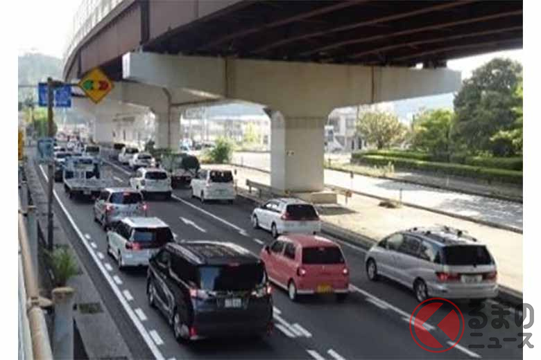 渋滞する国道2号の上平良交差点。廿日市ICと湾岸部を結ぶルート上にある。2021年7月撮影(画像:国土交通省中国地方整備局)