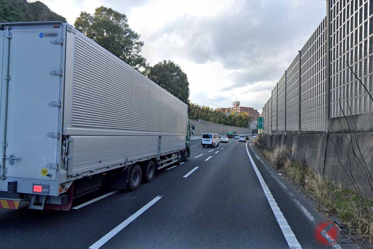 狩場JCTの首都高速神奈川3号狩場線→横浜横須賀道路上りの合流。左の車線が消滅する((C) Google)