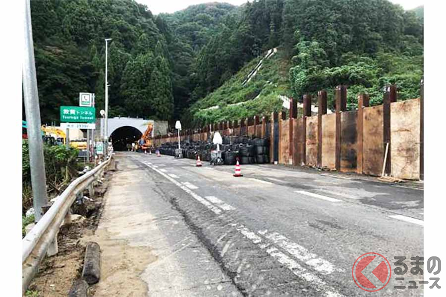 北陸道下り敦賀トンネル坑口付近では、8月21日から大型土嚢の設置が進んでいる（画像：NEXCO中日本）