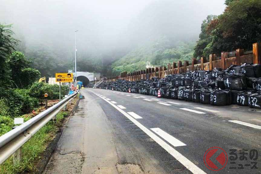 大型土のうの設置を8月25日に完了し1車線運用を可能にした(画像:NEXCO中日本)