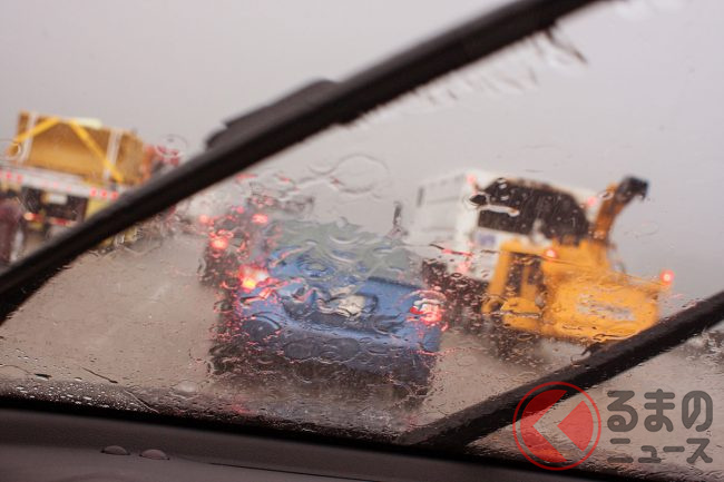 ワイパーはただ水を拭き取っている訳ではない 100年以上変わらないワイパーの仕組みとは くるまのニュース ワイパーはただ水を拭き取っている訳ではない 100年以上変わらないワイパーの仕組みとは くるまのニュース