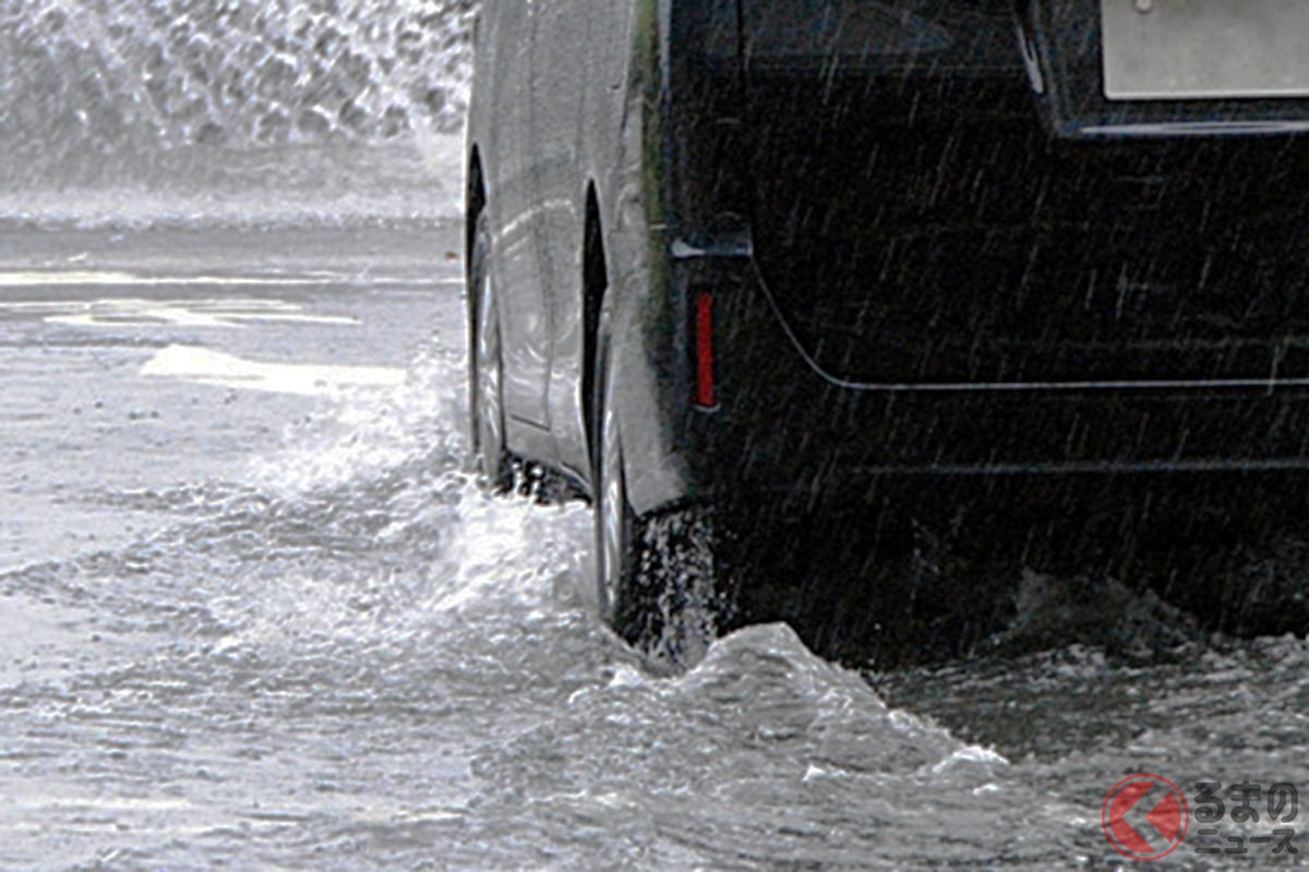 雨の日はタイヤと路面の間に水の膜ができて滑りやすい