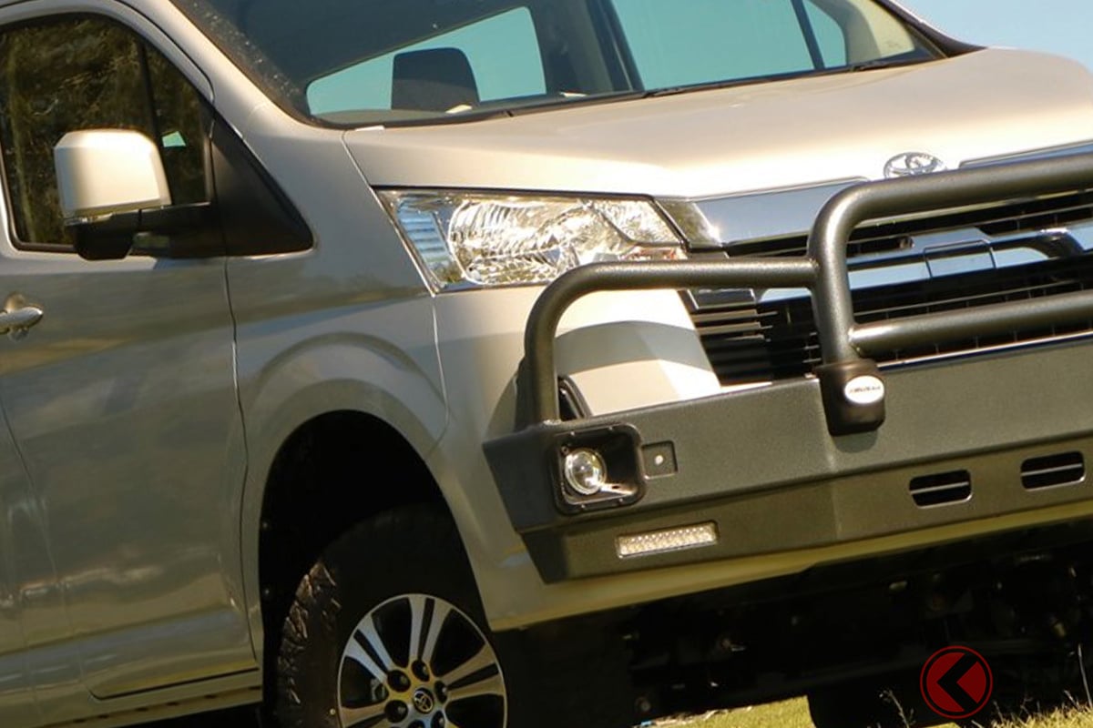 「バス4×4」により4WD化されたトヨタ「300系ハイエース」