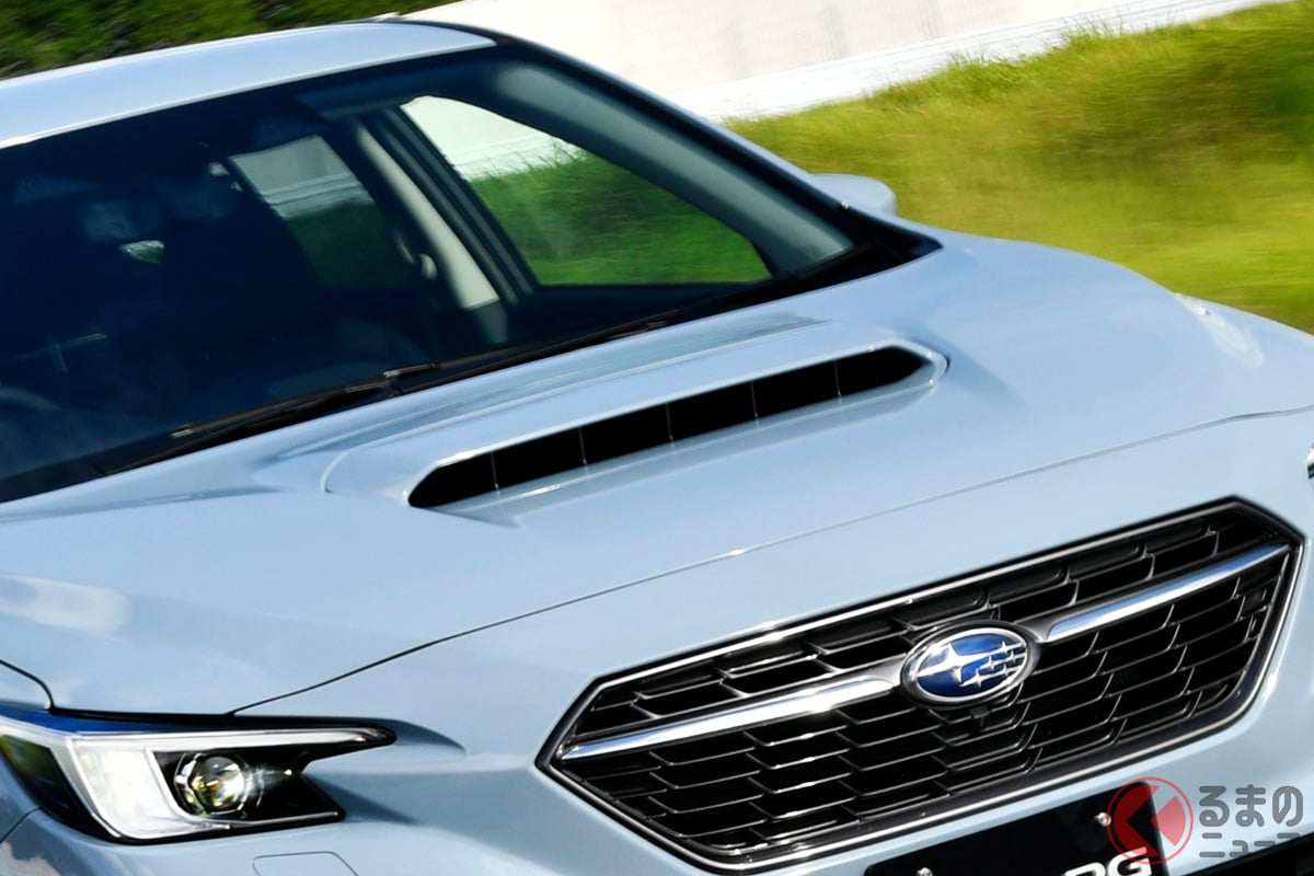 ターボエンジンを搭載するスバル「レヴォーグ」にはボンネットに穴がある