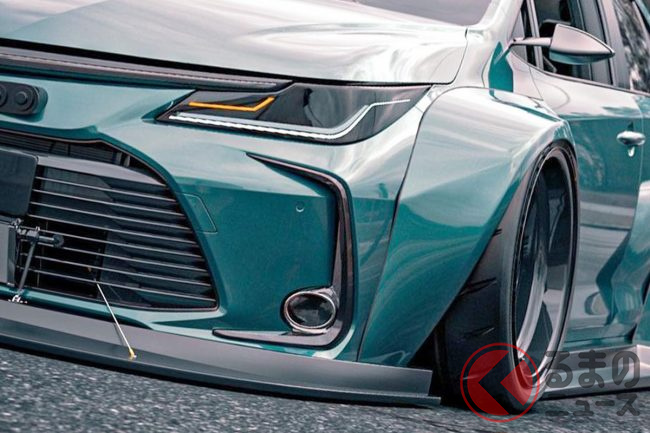 トヨタ爆速セダン カローラ 登場 ド迫力ウイング シャコタン装着 過激カスタムイメージがスゴい くるまのニュース トヨタ爆速セダン カローラ 登場 ド迫力ウイング シャコタン装着 過激カスタムイメージがスゴい くるまのニュース
