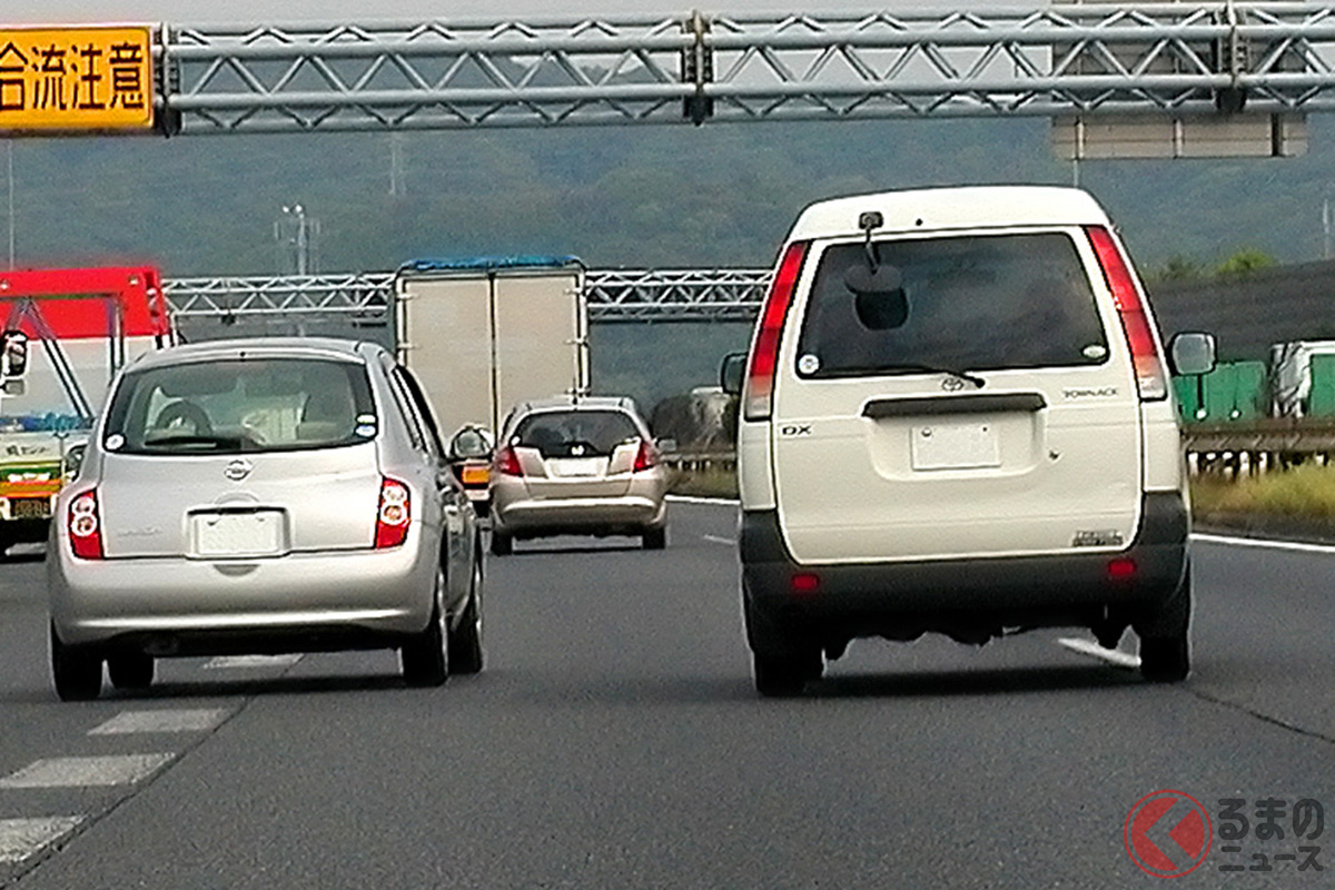 ウインカーなど合図をしないで急に車線変更をするのは危険(画像はイメージ)