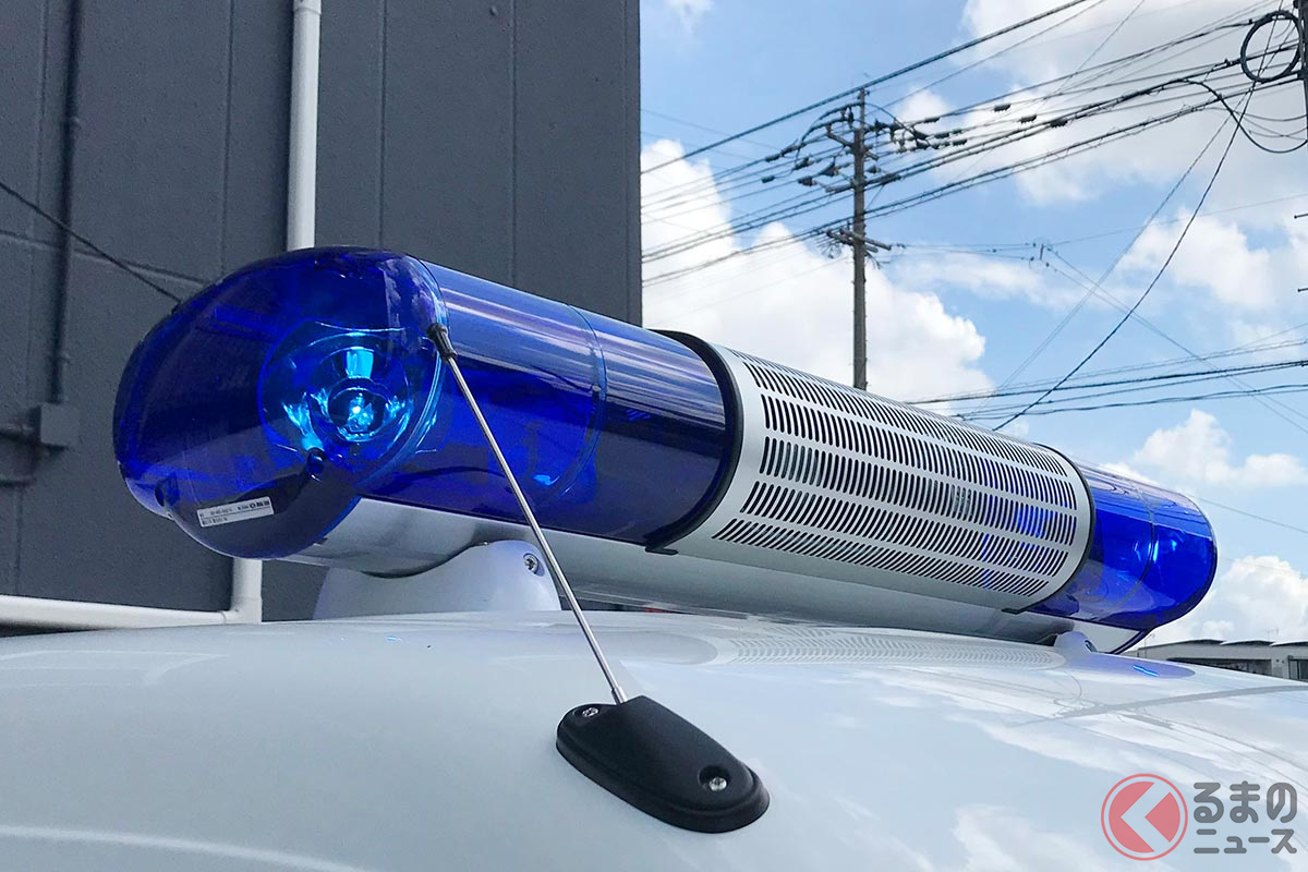 白黒パトカーに青い回転灯を載せた車両は一体ナニ 通称 青パト の正体とは くるまのニュース