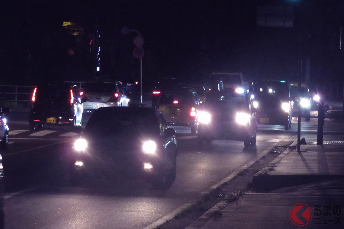 「暗くなったら」何時にヘッドライトつけるのが正解?(画像はイメージ)