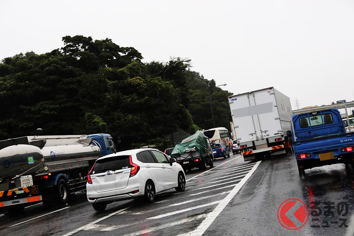 合流時に先頭まで行かずに途中から合流するのはかえって渋滞の原因となる