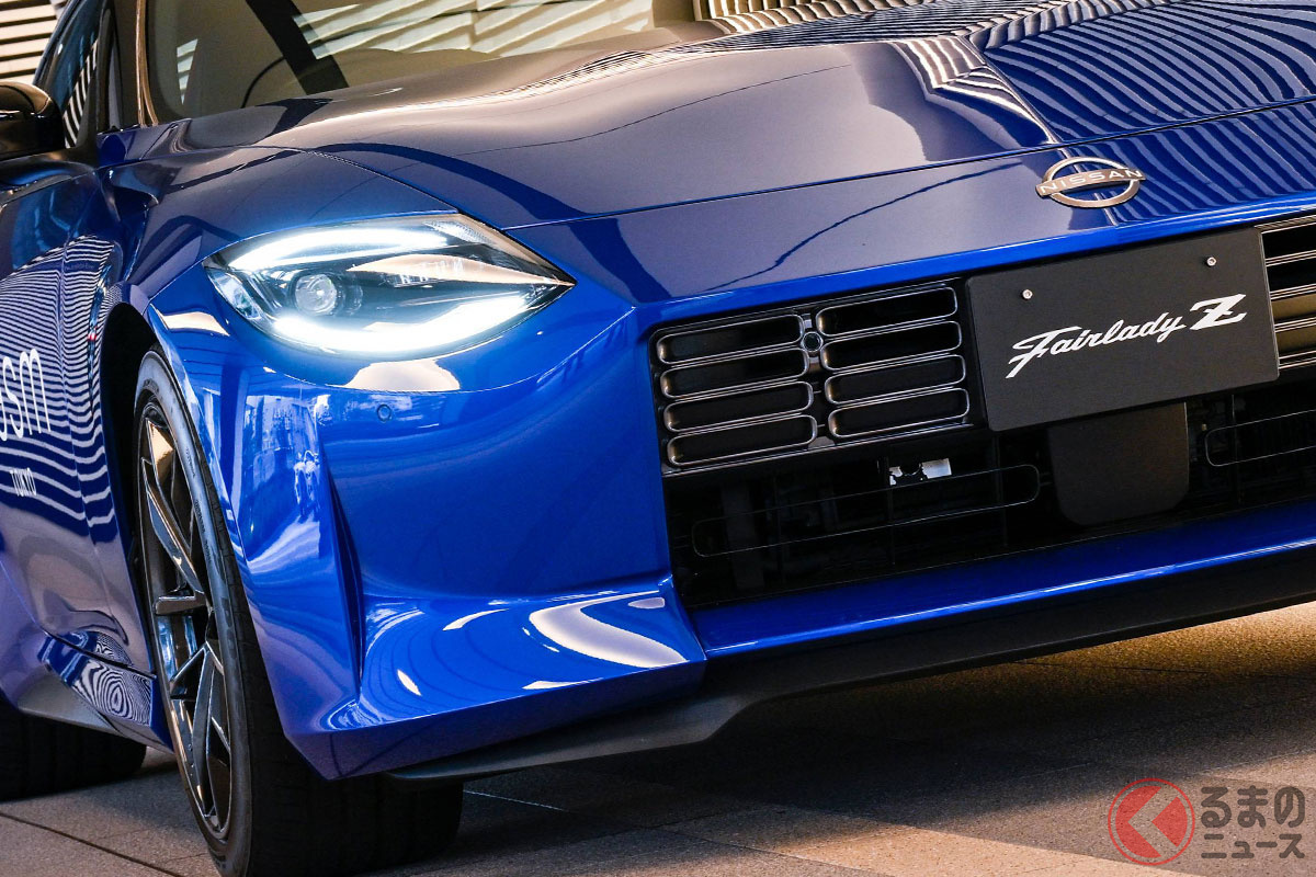 メズム東京で展示される「セイランブルー」のホテルロゴ入りフェアレディZ