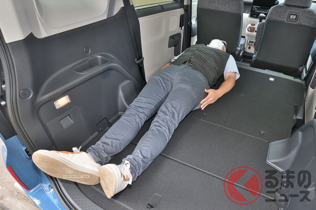 トヨタの新型ミニバンで 車中泊はできる 5ナンバーなのに イケる 新型 シエンタ で実際に寝転んでみた くるまのニュース