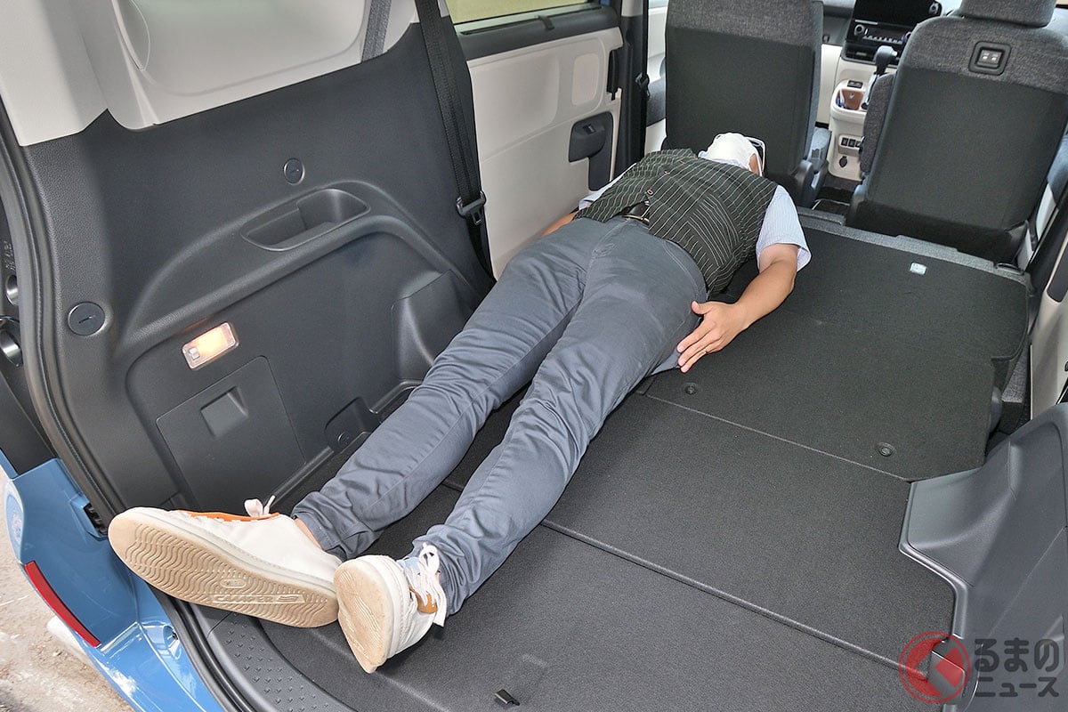 トヨタの新型ミニバン「シエンタ」2列シート車（5人乗り仕様）の荷室で、自動車研究家の山本シンヤさん（身長170cm）が実際に寝てみました