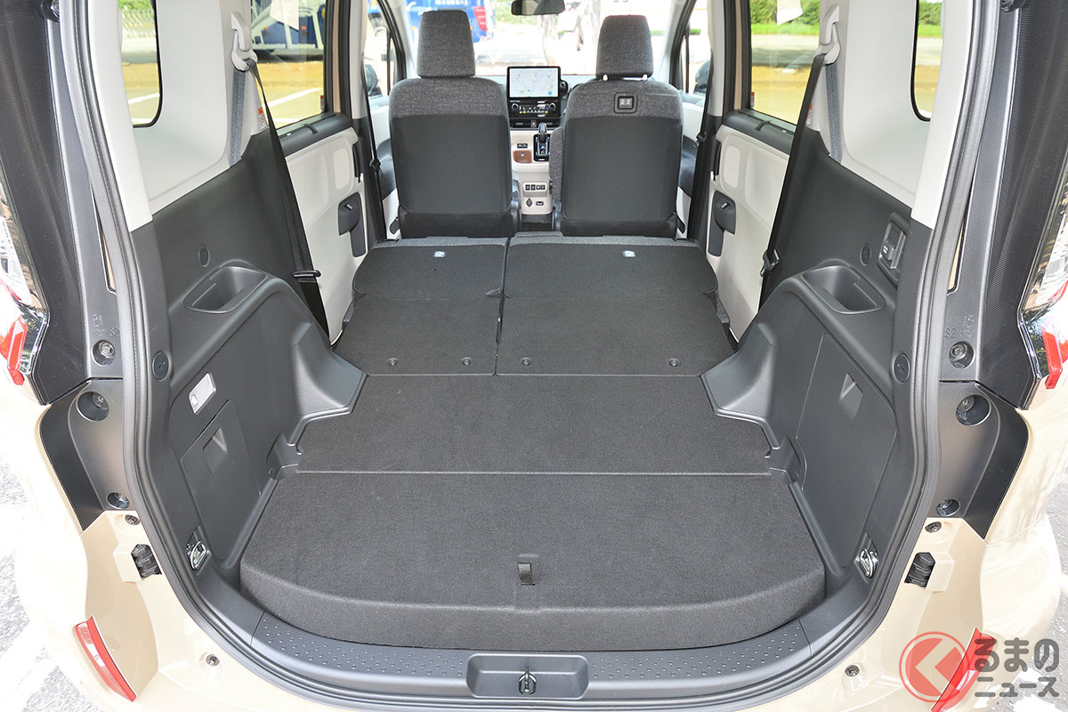 トヨタ 新型「シエンタ」2列シート・5人乗り仕様車の荷室をフラットに倒した状態