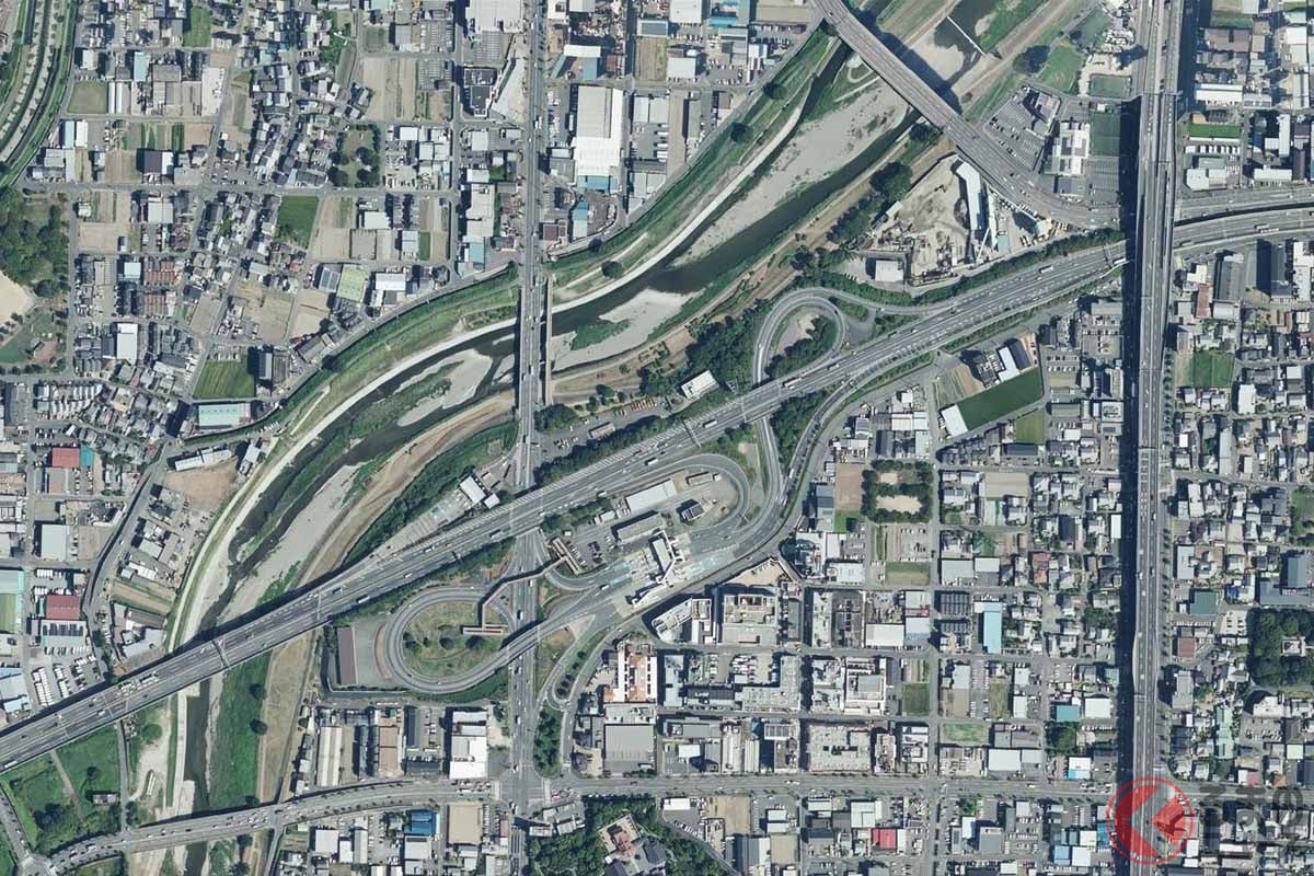 名神高速の京都南IC。すぐ東側では第二京阪が交差している（画像：国土地理院）
