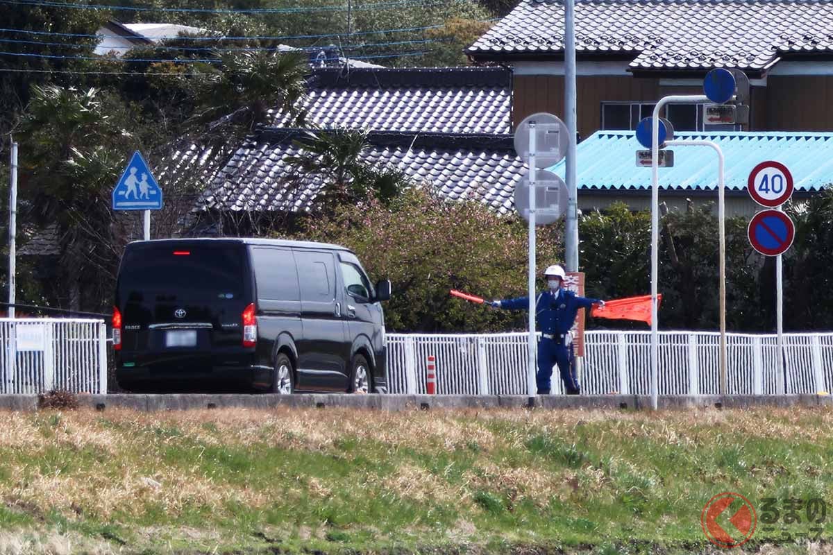 ネズミ捕りの「サイン会場」へ誘導(画像:オービスガイド)