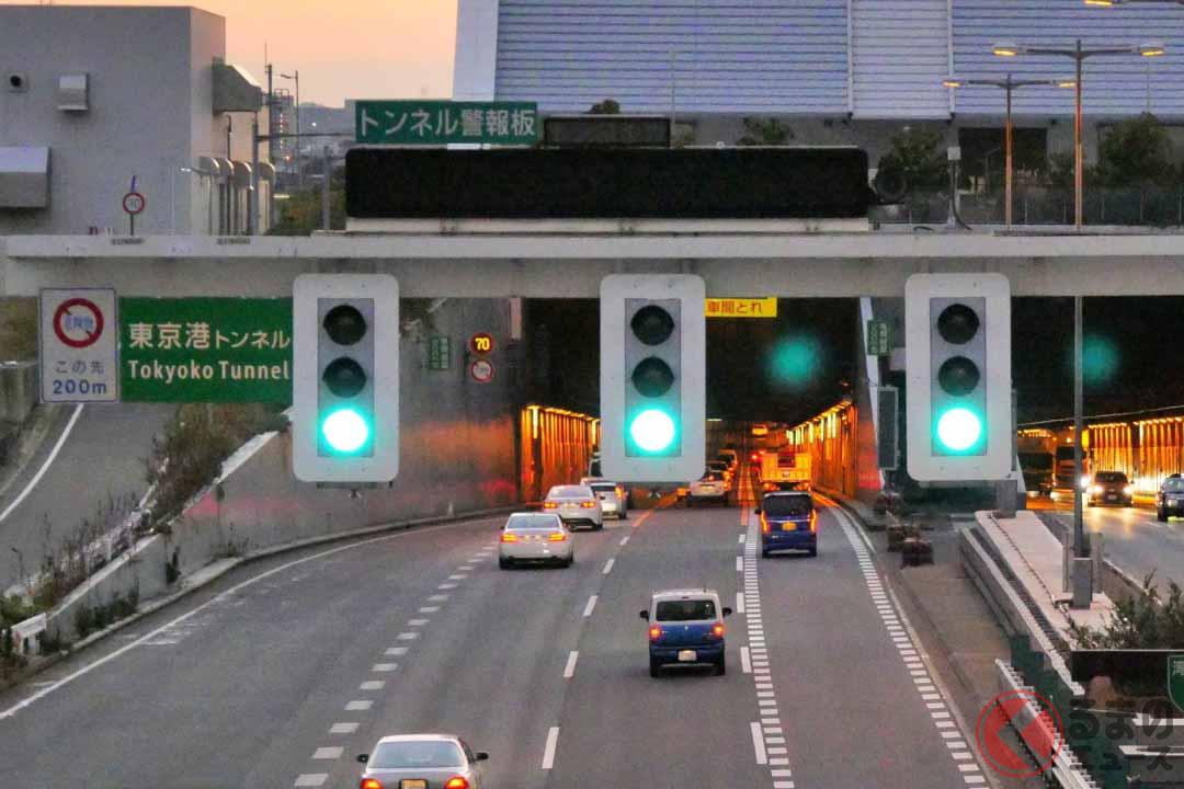 道路トンネルの信号「赤」ならどうすれば良い？ 「黄」は点滅・点灯の2種類 交差点との微妙な違いとは | くるまのニュース