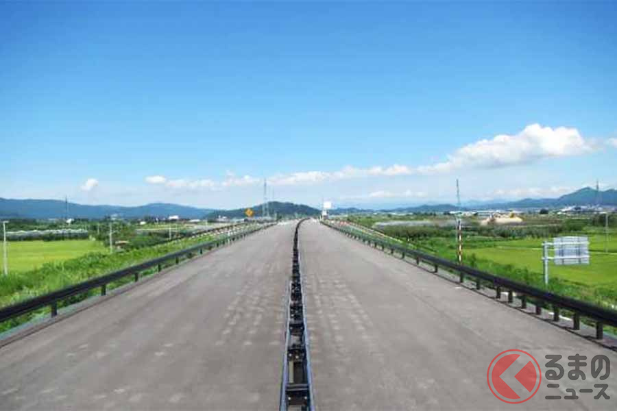 完成が近付く東北中央道の東根北IC付近(山形県東根市松沢地内)。2022年8月末撮影(画像:国土交通省東北地方整備局山形河川国道事務所)