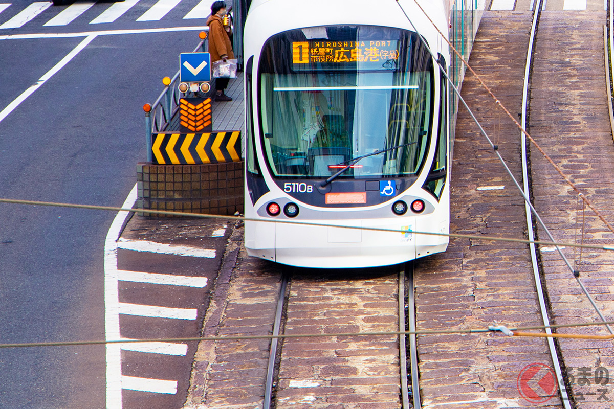 ゼブラゾーンと似ている「安全地帯」には青枠の「∨」という標識があることも