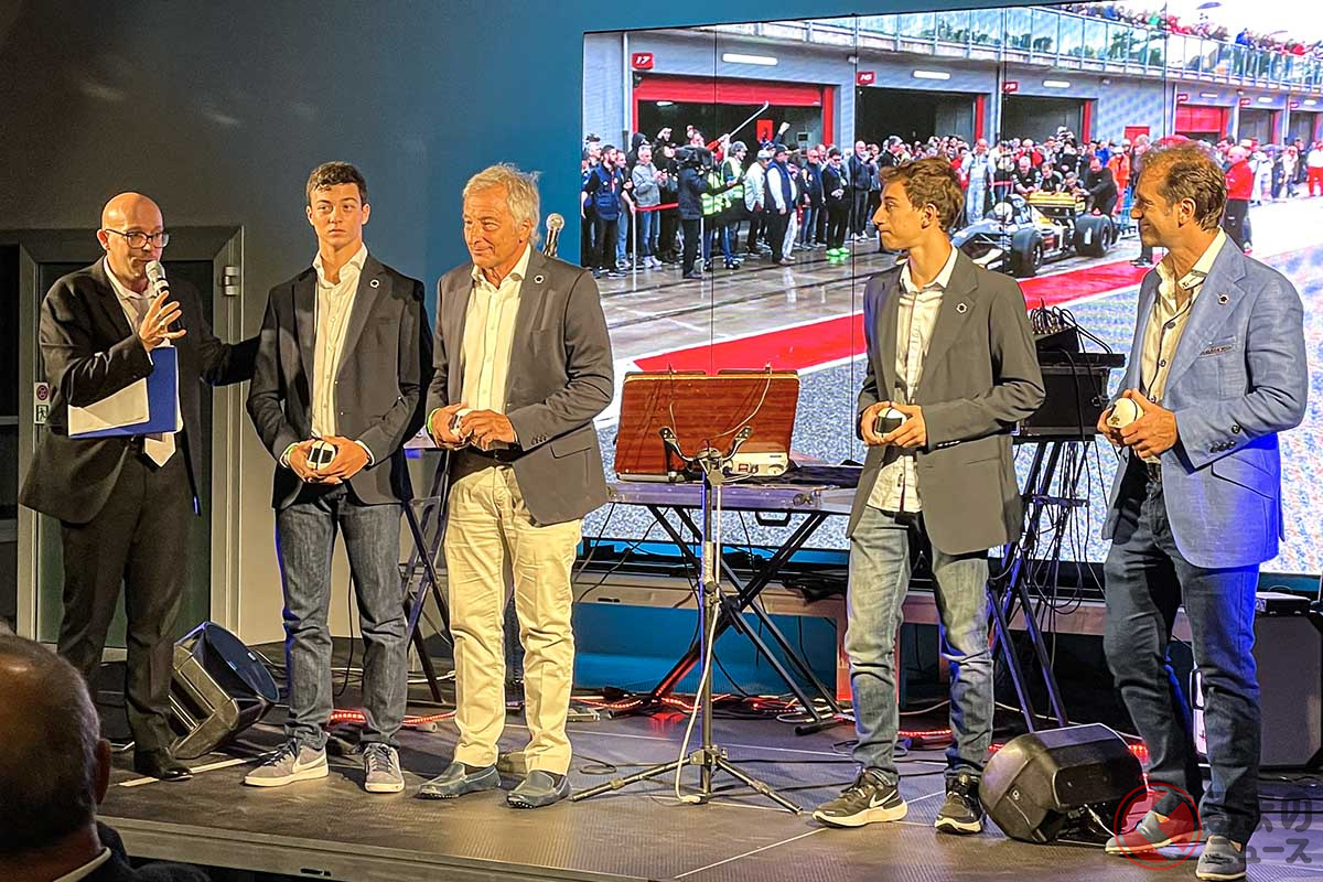 前夜祭の会場で壇上に上がったリカルド・パトレーゼ、ロレンツォ親子とヤルノ・トゥルッリ、エンツォ親子