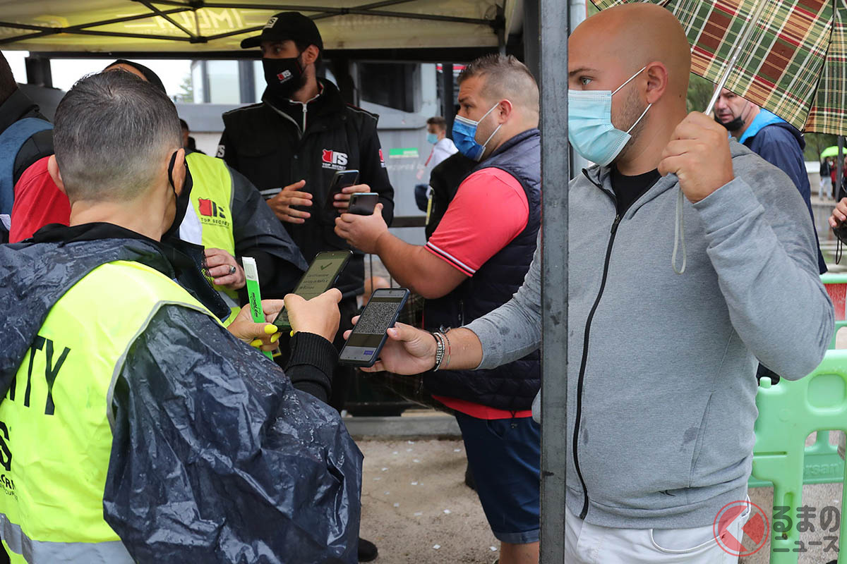 入り口ではグリーンパスの提示、もしくは抗原検査ネガティブの結果表示