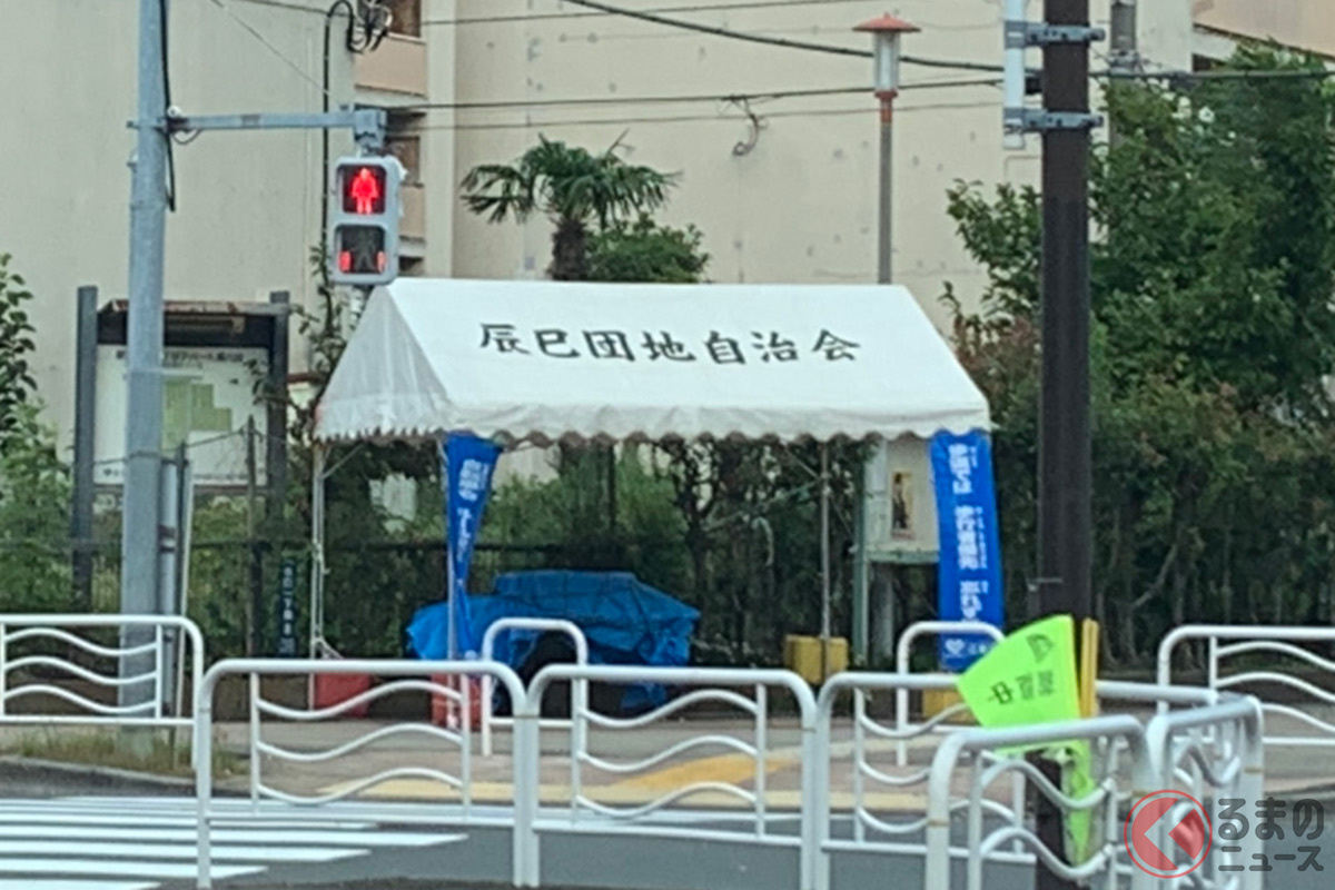 全国各地で実施される「交通安全運動」は交通安全協会と地域のボランティアによっておこなわれる